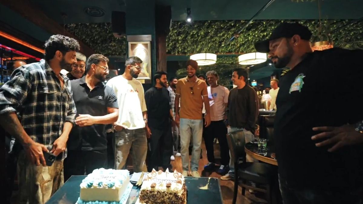 टी20 वर्ल्ड कप जीत के 1 साल पूरे होने पर टीम इंडिया ने बर्मिंघम में काटा स्पेशल केक, पंत ने इस खिलाड़ी का करवा दिया रिटायरमेंट, VIDEO