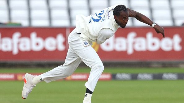 ससेक्स के लिए गेंदबाजी करते जोफ्रा आर्चर