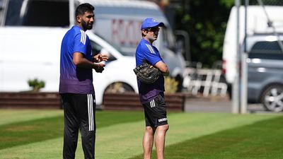 इंग्लैंड के खिलाफ दूसरे टेस्ट से पहले टीम इंडिया की बड़ी प्लानिंग, दो रंगों की बॉल से प्रैक्टिस कर रहे हैं गेंदबाज, जानें क्या है इसके पीछे की वजह SportsTak Hindi