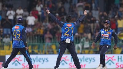 BAN VS SL: चरिथ असलंका की 106 रनों की शतकीय पारी के आगे बांग्लादेश के छूटे पसीने, 25 रन के भीतर गंवाए 8 विकेट, 77 रन से गंवाया पहला वनडे SportsTak Hindi