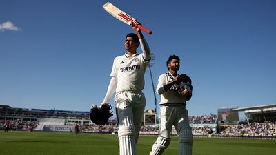 IND VS ENG: शुभमन गिल के शतक और जायसवाल के 87 रन की बदौलत भारत ने पहले दिन 5 विकेट गंवा बनाए 310 रन, अंग्रेज गेंदबाजों ने कसा शिकंजा SportsTak Hindi