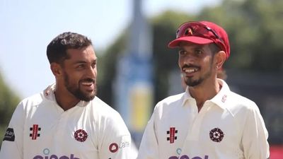 युजवेंद्र चहल का इंग्लैंड में जलवा, पहले मैच में बल्लेबाजों को अपनी फिरकी में नचाया, 6 मेडन फेंक 4 बल्लेबाजों को भेजा पवेलियन SportsTak Hindi