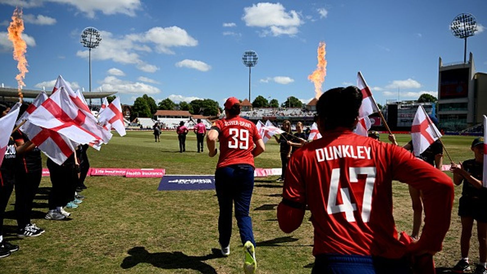 इंग्लैंड क्रिकेट टीम को बड़ा झटका, ग्रोइन इंजरी के चलते कप्तान बाहर, सीरीज में खेलने पर लटकी तलवार इंग्लैंड क्रिकेट टीम को बड़ा झटका, ग्रोइन इंजरी के चलते कप्तान बाहर, सीरीज में खेलने पर लटकी तलवार