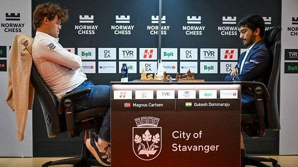 गुकेश को कमजोर बताने वाले कार्लसन को फिर मुंह की खानी पड़ी, भारतीय ग्रैंडमास्‍टर ने एक महीने में दूसरी बार हराया