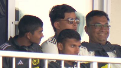 एजबेस्टन टेस्ट देखने पहुंचे सूर्यवंशी समेत अंडर 19 भारतीय टीम के सितारे, वीवीएस लक्ष्मण ने किया बंदोबस्त, वैभव बोले- सबका सपना..., देखिए Video SportsTak Hindi