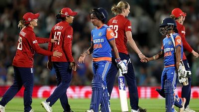 IND vs ENG: डंकले और डैनी व्याट की फिफ्टी के दम पर इंग्लैंड ने पांच रन से जीता तीसरा T20 मैच, भारत का सीरीज पर कब्जा जमाने का बढ़ा इंतजार SportsTak Hindi