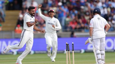 IND vs ENG: भारत ने एजबेस्टन टेस्ट में जीत की तरफ बढ़ाए कदम, 608 रन का टारगेट देकर इंग्लैंड के टॉप ऑर्डर को किया ध्वस्त SportsTak Hindi