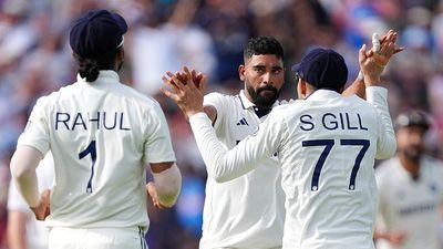 शुभमन गिल की कप्तानी पर रवि शास्त्री ने उठाए सवाल, इस गेंदबाज को बॉलिंग न देने पर भड़के, बोले- बस वो खड़े होकर देख रहा है SportsTak Hindi