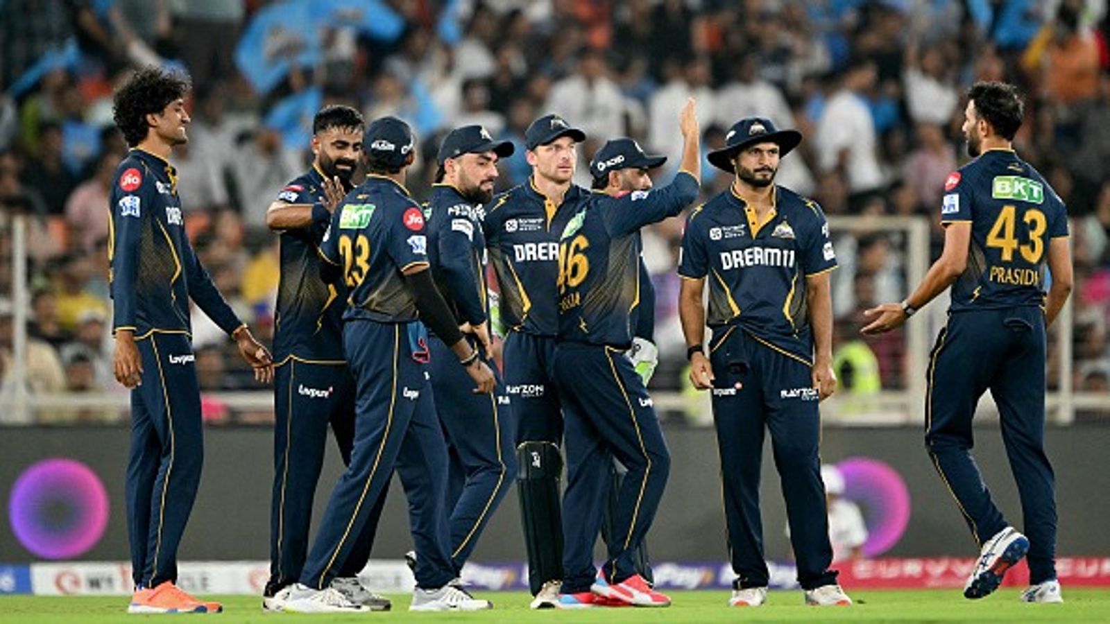 भारत-इंग्लैंड सीरीज के बीच इस भारतीय को इंग्लिश टीम ने दो मैचों के लिए किया शामिल, शुभमन गिल की कप्तानी में खेला IPL 2025 भारत-इंग्लैंड सीरीज के बीच इस भारतीय को इंग्लिश टीम ने दो मैचों के लिए किया शामिल, शुभमन गिल की कप्तानी में खेला IPL 2025