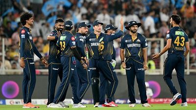 भारत-इंग्लैंड सीरीज के बीच इस भारतीय को इंग्लिश टीम ने दो मैचों के लिए किया शामिल, शुभमन गिल की कप्तानी में खेला IPL 2025 Gujarat Titans' Prasidh Krishna (R) and Sai Kishore (L) celebrate with teammates after taking the wicket of Rajasthan Royals' captain Sanju Samson during the Indian Premier League (IPL) Twenty20 cricket match