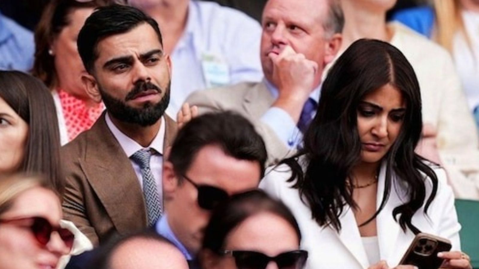 विराट कोहली पत्नी अनुष्का संग विंबलडन देखने पहुंचे, जोकोविच की जमकर की तारीफ, टेनिस लेजेंड भी पिछले साल कर चुके हैं पूर्व कप्तान को याद विराट कोहली पत्नी अनुष्का संग विंबलडन देखने पहुंचे, जोकोविच की जमकर की तारीफ, टेनिस लेजेंड भी पिछले साल कर चुके हैं पूर्व कप्तान को याद