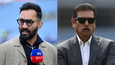 दिनेश कार्तिक ने रवि शास्त्री पर बीच शो में कसा तंज, कहा- आपने तो मेरा टेस्ट करियर खत्म कर दिया था SportsTak Hindi