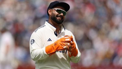 'ऋषभ की तुलना एडम गिलक्रिस्ट से मत करो, वह अच्छे विकेटकीपर थे, मगर पंत...', आर अश्विन ने ऑस्ट्रेलियाई दिग्गज से भारतीय विकेटकीपर की तुलना को बताया गलत SportsTak Hindi