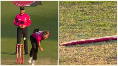 क्रिकेट में अब तक नहीं देखा ऐसा, ऑस्ट्रेलियाई बॉलर की घातक गेंद, दो हिस्सों में चीरकर रख दिया स्टम्प, VIDEO SportsTak Hindi