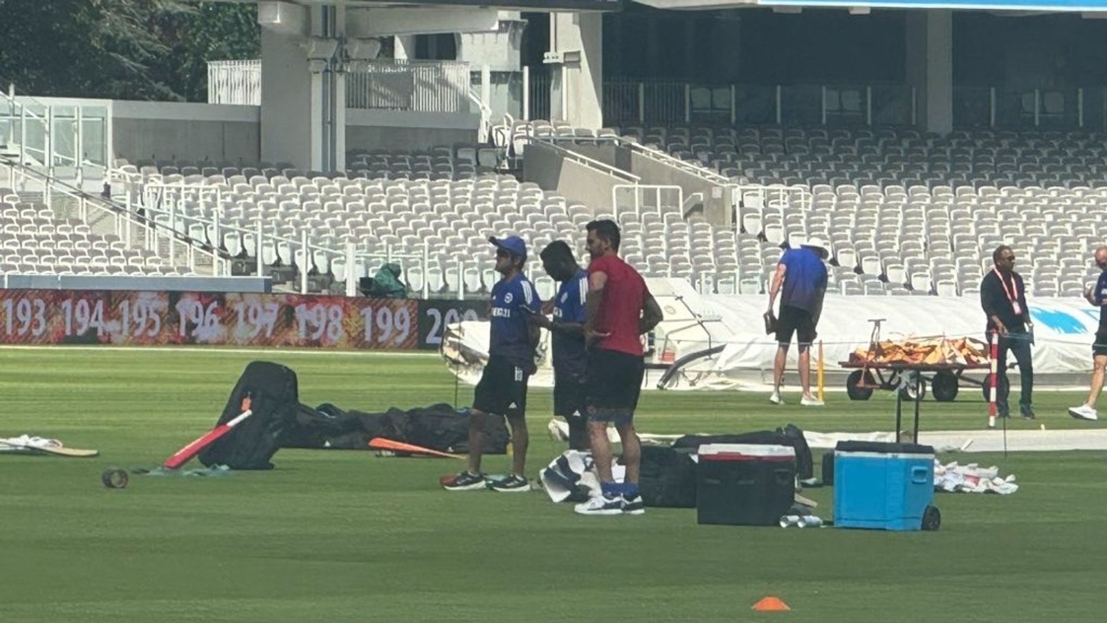 टीम इंडिया के साथ जुड़ा स्टार तेज गेंदबाज, तीसरे टेस्ट से ठीक पहले गिल एंड कंपनी के साथ मुंबई के पेसर ने किया जमकर अभ्यास, VIDEO टीम इंडिया के साथ जुड़ा स्टार तेज गेंदबाज, तीसरे टेस्ट से ठीक पहले गिल एंड कंपनी के साथ मुंबई के पेसर ने किया जमकर अभ्यास, VIDEO