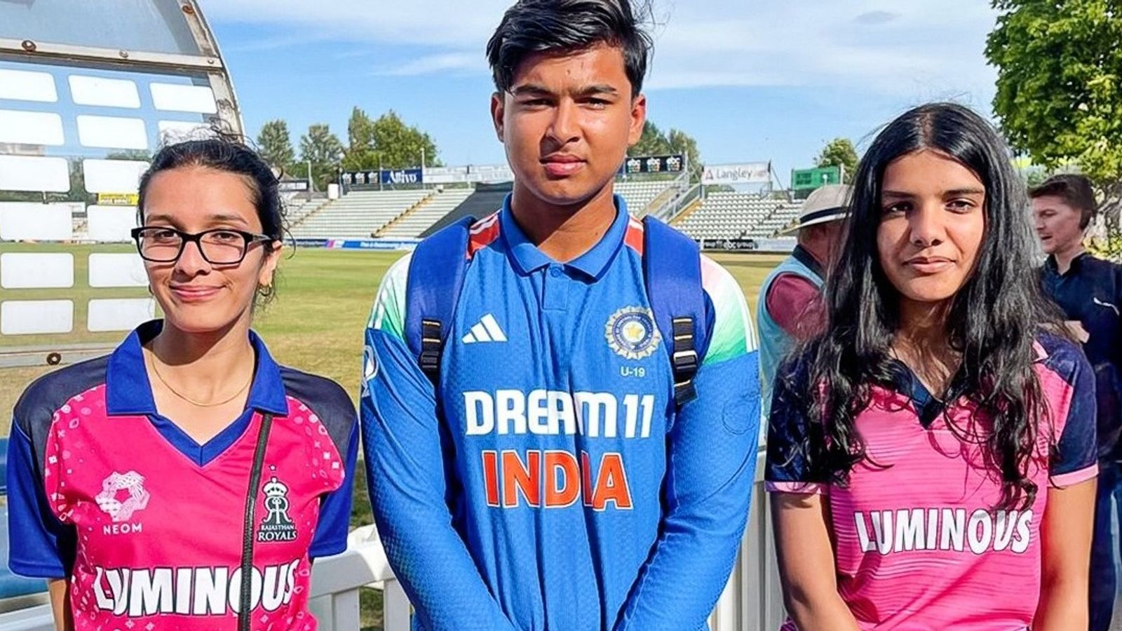 वैभव सूर्यवंशी की इंग्लैंड में जबरदस्त फैन फॉलोइंग, 14 साल के बल्लेबाज से मिलने के लिए दो लड़कियों ने छह घंटे चलाई कार वैभव सूर्यवंशी की इंग्लैंड में जबरदस्त फैन फॉलोइंग, 14 साल के बल्लेबाज से मिलने के लिए दो लड़कियों ने छह घंटे चलाई कार