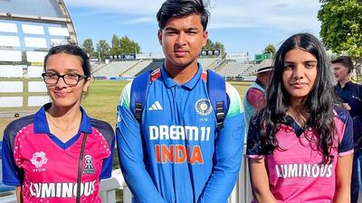 वैभव सूर्यवंशी की इंग्लैंड में जबरदस्त फैन फॉलोइंग, 14 साल के बल्लेबाज से मिलने के लिए दो लड़कियों ने छह घंटे चलाई कार SportsTak Hindi