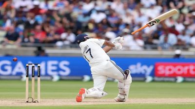 IND vs ENG : ऋषभ पंत से शॉट्स खेलते समय हाथ से क्यों छूट जाता है बल्ला ? उपकप्तान ने कहा - मेरे साथ ये सब...VIDEO Rishabh Pant throwing bat during Edgbaston Test