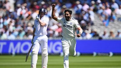 IND vs ENG : लॉर्ड्स में नितीश रेड्डी ने बरपाया कहर, सिर्फ 6 गेंद में इंग्लैंड के दोनों ओपनर को कैसे किया ढेर, देखें Video Nitish Kumar Reddy of India celebrates