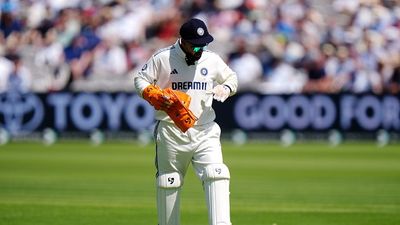 Rishabh Pant Update : ऋषभ पंत की लॉर्ड्स टेस्ट मैच में वापसी होगी या नहीं ? BCCI ने दी बड़ी अपडेट India's Rishabh Pant leaves the field after injuring his finger during day one of the Third Rothesay Men's Test at Lord's, London