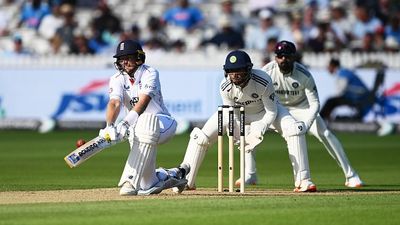 IND vs ENG : भारत के खिलाफ लॉर्ड्स के मैदान में इंग्लैंड ने पहले दिन बनाये 254 रन, शतक से एक रन दूर रहे जो रूट Joe Root of England plays a reverse sweep