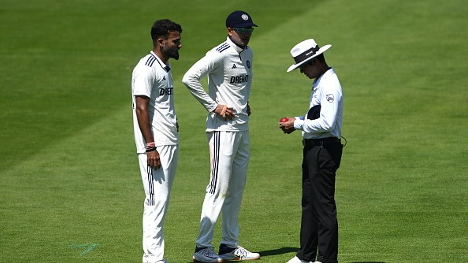 Dukes Ball Controversy : इंग्लैंड की ड्यूक्स बॉल पर तेज गेंदबाज स्टुअर्ट ब्रॉड का फूटा गुस्सा, कहा - पिछले पांच सालों से ये लोग... Dukes Ball Controversy : इंग्लैंड की ड्यूक्स बॉल पर तेज गेंदबाज स्टुअर्ट ब्रॉड का फूटा गुस्सा, कहा - पिछले पांच सालों से ये लोग...