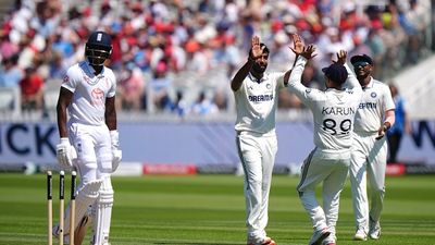 IND vs ENG : ड्यूक्स बॉल विवाद के बीच जसप्रीत बुमराह ने खोला 'पंजा', इंग्लैंड के 387 रनों के जवाब में 242 रन पीछे टीम इंडिया India players celebrate after England's Jofra Archer (left) is bowled out by Jasprit Bumrah