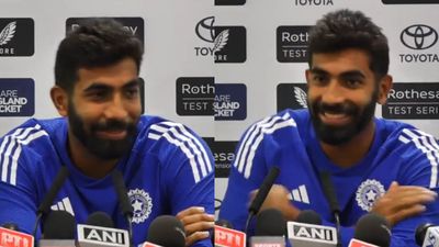 जसप्रीत बुमराह की प्रेस कांफ्रेंस में पत्रकार की बीवी का आया फोन कॉल तो सबकी छूटी हंसी, बुमराह बोले - मैं उठाउंगा...VIDEO Jasprit Bumrah during the press conference