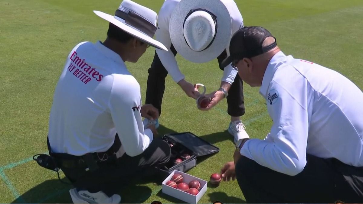 इंग्लैंड की पारी के दौरान गेंद बदलने मैदानी अंपायर्स