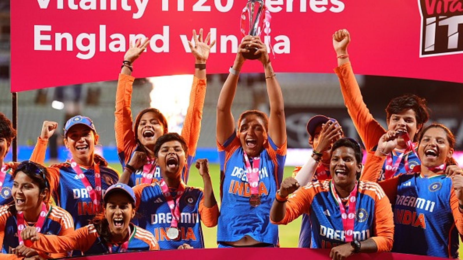 IND vs ENG: इंग्लैंड ने आखिरी गेंद पर भारत को पांच विकट से हराया, 5वां मैच गंवाने के बावजूद टीम इंडिया का सीरीज पर कब्जा IND vs ENG: इंग्लैंड ने आखिरी गेंद पर भारत को पांच विकट से हराया, 5वां मैच गंवाने के बावजूद टीम इंडिया का सीरीज पर कब्जा