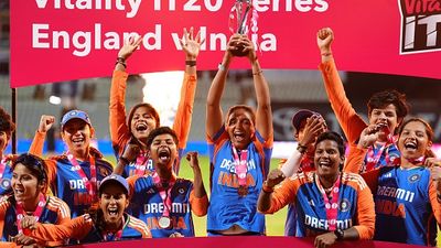 IND vs ENG: इंग्लैंड ने आखिरी गेंद पर भारत को पांच विकट से हराया, 5वां मैच गंवाने के बावजूद टीम इंडिया का सीरीज पर कब्जा SportsTak Hindi