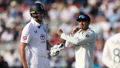 इंग्लैंड के ओपनर्स को टीम इंडिया के कप्तान शुभमन गिल सहित खिलाड़ियों ने घेरा तो झगड़े पर दिनेश कार्तिक ने लिए मजे, कहा - यही तो हम सभी को... SportsTak Hindi