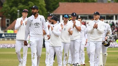 IND vs ENG: इंग्लैंड के लिए लॉर्ड्स टेस्ट के बीच बुरी खबर! चोट के चलते इस खिलाड़ी का बैटिंग कर पाना बहुत मुश्किल Shoaib Bashir of England leads