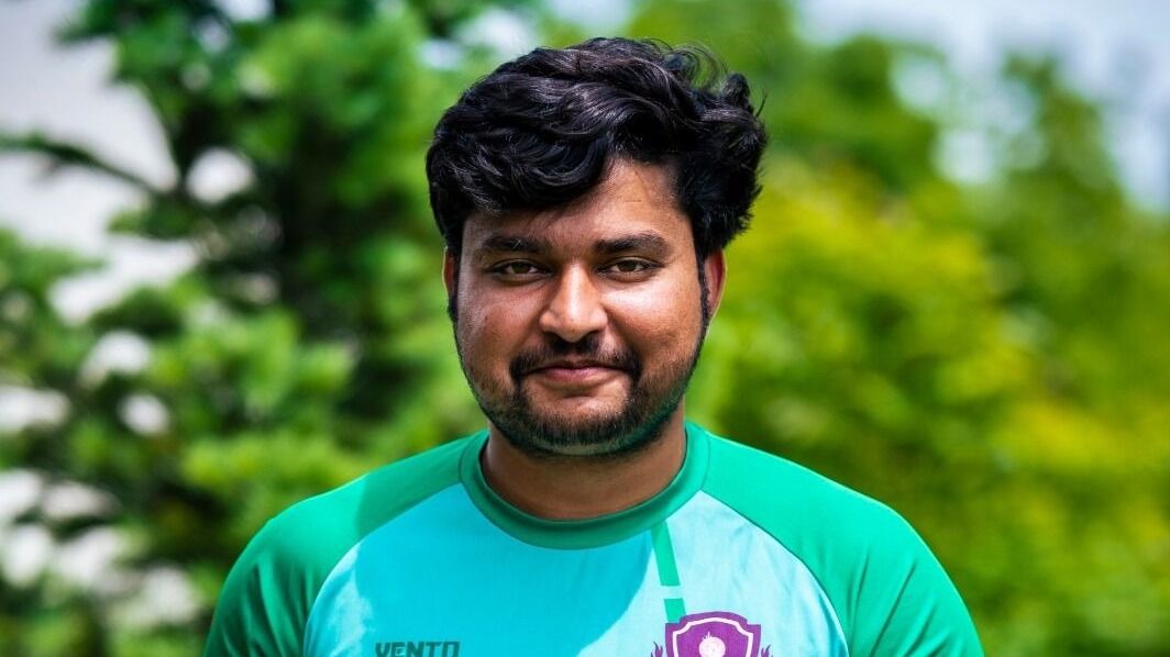 कौन हैं मनन बशीर? बुल्गारिया का क्रिकेटर जिसने एक ओवर में ठोके 6 छक्के, युवराज- पोलार्ड की लिस्ट में शामिल कौन हैं मनन बशीर? बुल्गारिया का क्रिकेटर जिसने एक ओवर में ठोके 6 छक्के, युवराज- पोलार्ड की लिस्ट में शामिल