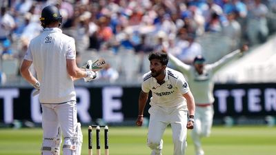 यशस्वी जायसवाल का अंग्रेजों से बदला, नीतीश रेड्डी ने जैक क्रॉली को चिल्लाकर भेजा पवेलियन, जोश में भारतीय खिलाड़ी, VIDEO SportsTak Hindi