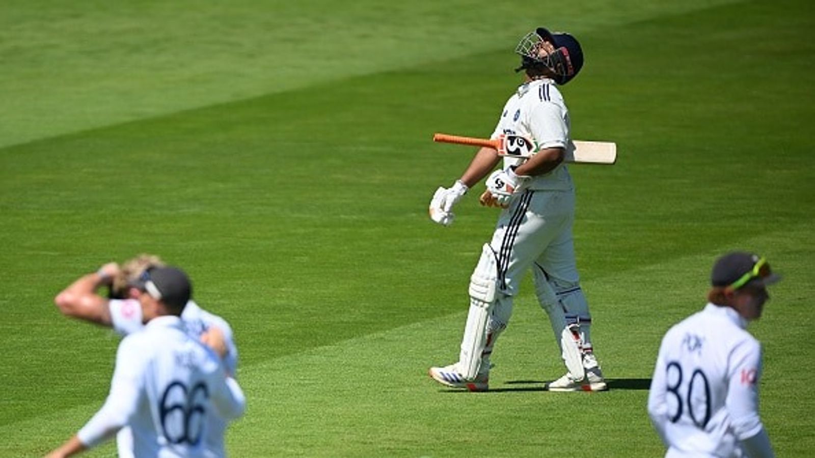 IND vs ENG: टीम इंडिया की बैटिंग को इंग्लैंड में लगी ये कैसी बीमारी! एक के बाद एक लगातार तीन टेस्ट में करते जा रहे गलतियां IND vs ENG: टीम इंडिया की बैटिंग को इंग्लैंड में लगी ये कैसी बीमारी! एक के बाद एक लगातार तीन टेस्ट में करते जा रहे गलतियां