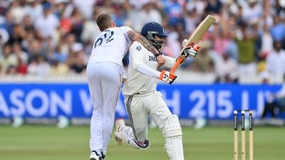 ENG VS IND: रवींद्र जडेजा और ब्रायडन कार्स के बीच हुई झड़प, क्रीज पर टकराए दोनों, बीच -बचाव के लिए उतरे बेन स्टोक्स, VIDEO SportsTak Hindi