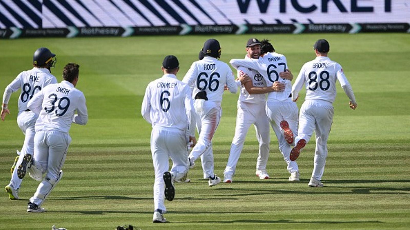 IND VS ENG: लॉर्ड्स टेस्ट जीतते ही इंग्लैंड को लगा सबसे बड़ा झटका, स्टार गेंदबाज पूरी सीरीज से बाहर IND VS ENG: लॉर्ड्स टेस्ट जीतते ही इंग्लैंड को लगा सबसे बड़ा झटका, स्टार गेंदबाज पूरी सीरीज से बाहर