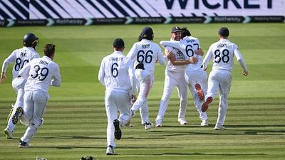 IND VS ENG: लॉर्ड्स टेस्ट जीतते ही इंग्लैंड को लगा सबसे बड़ा झटका, स्टार गेंदबाज पूरी सीरीज से बाहर SportsTak Hindi
