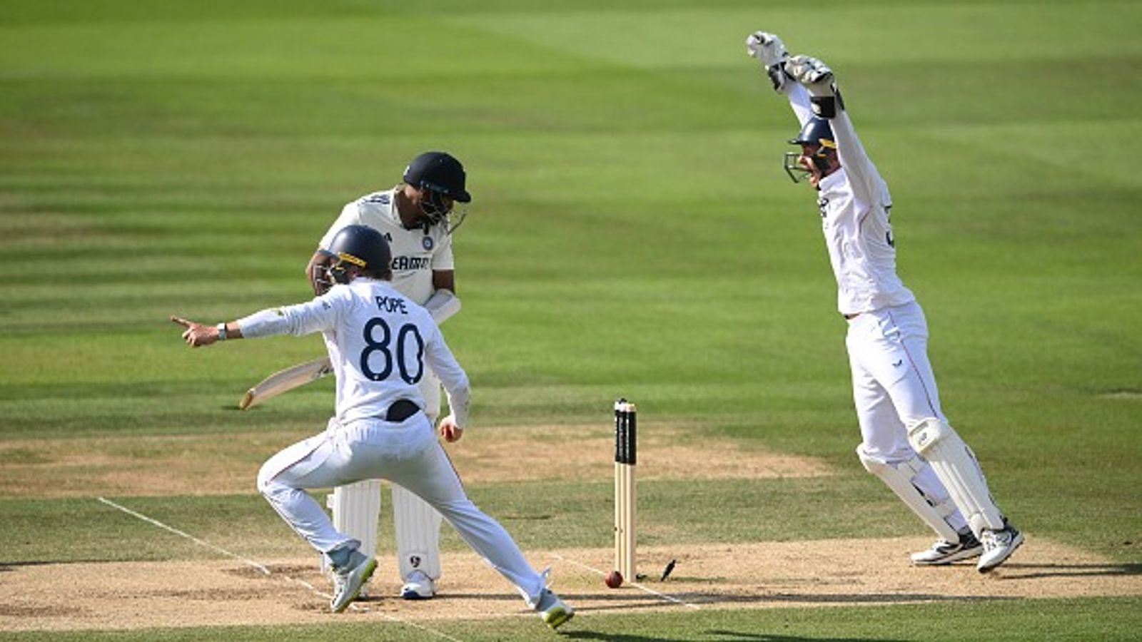 Sunil Gavaskar Exclusive : 'इंग्लैंड की बेल्स हल्की होती हैं, भारत की बेल्स होती तो मोहम्मद सिराज आउट नहीं होते' Sunil Gavaskar Exclusive : 'इंग्लैंड की बेल्स हल्की होती हैं, भारत की बेल्स होती तो मोहम्मद सिराज आउट नहीं होते'