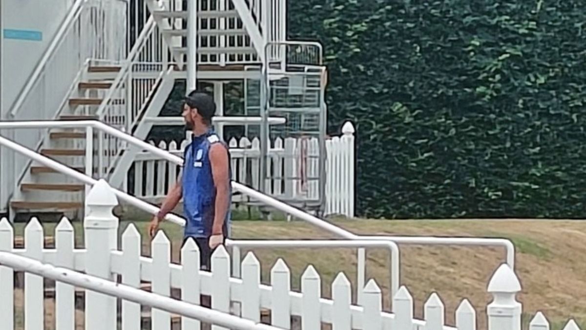 Arshdeep Singh leaves the field after getting injured