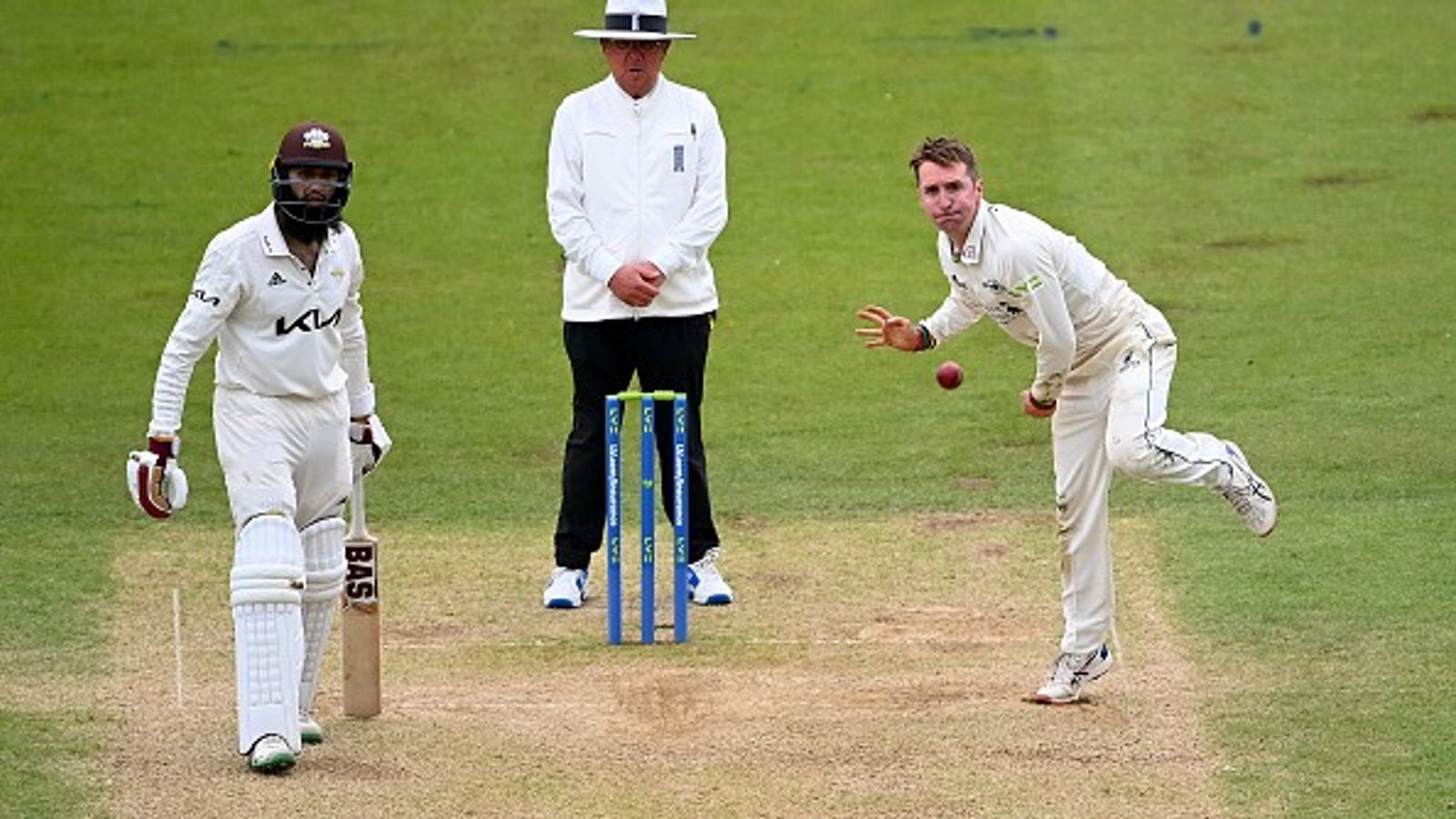 IND vs ENG सीरीज के बीच 377 विकेट लेने वाले इंग्लैंड के धाकड़ गेंदबाज ने लिया संन्यास, 19 साल के करियर को इस वजह से कहा अलविदा IND vs ENG सीरीज के बीच 377 विकेट लेने वाले इंग्लैंड के धाकड़ गेंदबाज ने लिया संन्यास, 19 साल के करियर को इस वजह से कहा अलविदा