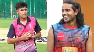 विराट कोहली के भतीजे की गेंद पर बल्लेबाज ने आगे बढ़कर लगाया शॉट, दूर खड़े होकर ठहाके लगाते दिखे दिग्वेश राठी, Video SportsTak Hindi