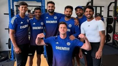 IND vs ENG: इंग्लिश पॉप से हनुमान चालीसा तक, लॉर्ड्स टेस्ट में हार के बाद टीम इंडिया के ड्रेसिंग रूम में कैसे बदला मूड?  SportsTak Hindi