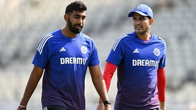 IND vs ENG : मैनचेस्टर में सीरीज बचाने के लिए अजिंक्य रहाणे ने गिल को दी बड़ी सलाह, कहा - अगर 20 विकेट लेने हैं तो... India captain Shubman Gill (R) and superstar pacer Jasprit Bumrah in frame