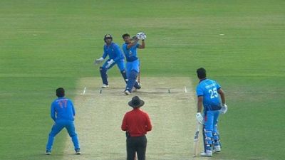 मुंबई को चैंपियन बनाने वाले सूरमा का इंग्लैंड में बवाल, आठ छक्के उड़ाकर टीम को दिलाई तूफानी जीत, कप्तान ने ठोका विस्फोटक शतक SportsTak Hindi