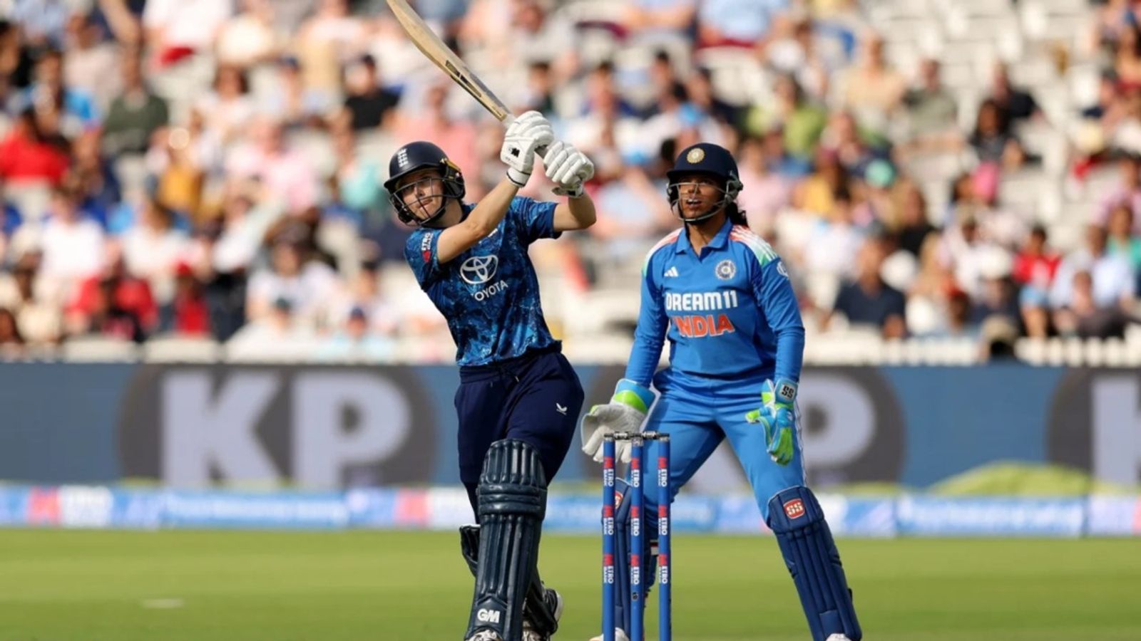 IND vs ENG: इंग्लैंड से दूसरा वनडे मुकाबला हारी टीम इंडिया, बारिश ने डाली बाधा फिर भी आठ विकेट से मिली शिकस्त IND vs ENG: इंग्लैंड से दूसरा वनडे मुकाबला हारी टीम इंडिया, बारिश ने डाली बाधा फिर भी आठ विकेट से मिली शिकस्त