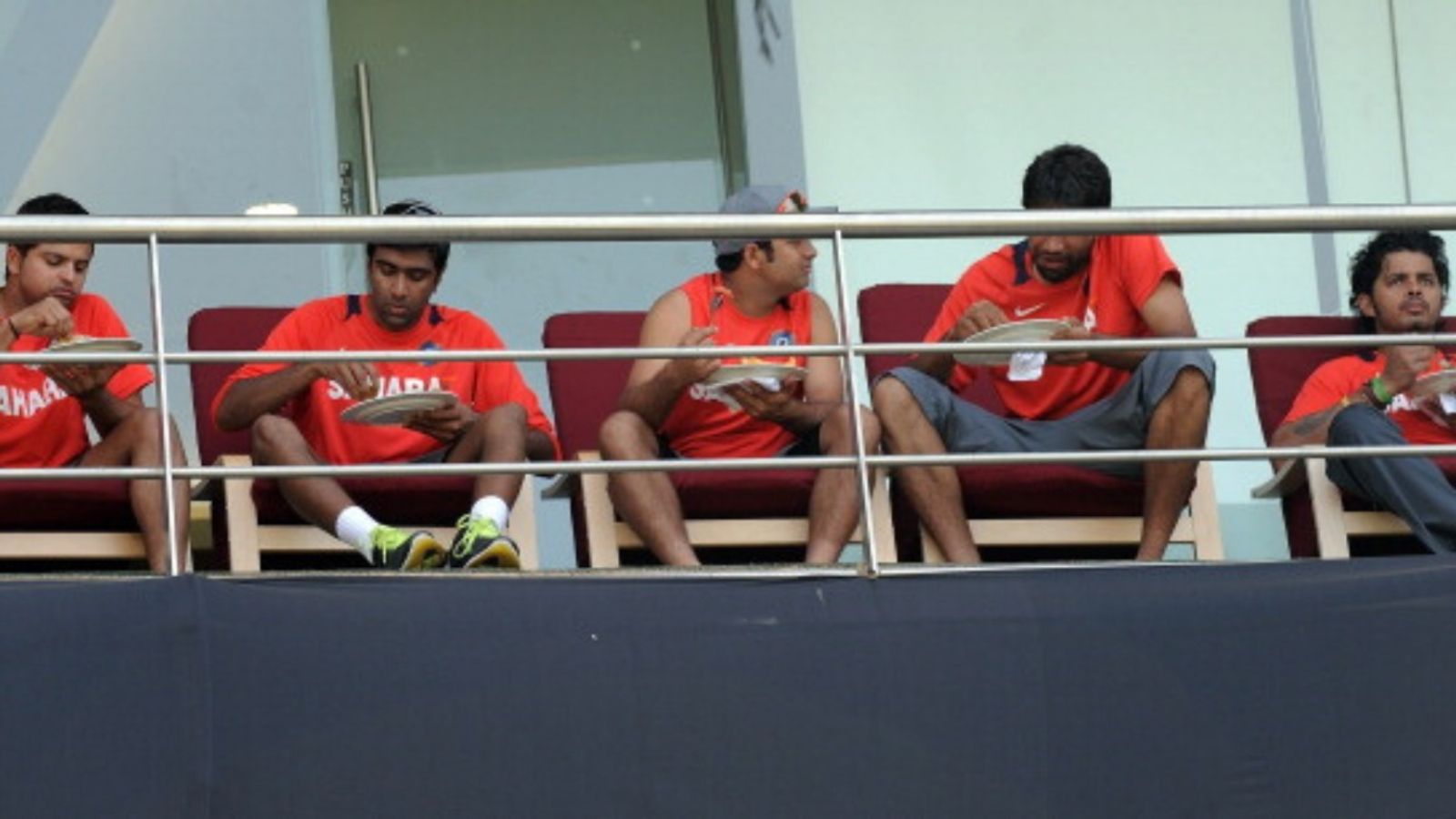 IND vs ENG: क्रिकेटर कौनसी क्रीम लगाते हैं, टेस्ट मैच के दौरान कैसा खाना खाते हैं, क्या खिलाड़ी टी ब्रेक में चाय पीते हैं? सामने आए जवाब भारतीय खिलाड़ी खाना खाते हुए.