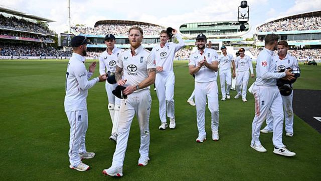 IND vs ENG: इंग्लैंड ने मैनचेस्टर टेस्ट की प्लेइंग इलेवन का किया ऐलान, एक बदलाव, 8 साल बाद इस खिलाड़ी को किया शामिल England captain Ben Stokes leaves the field with his team after winning the 3rd Rothesay Test Match between England and India at Lord's Cricket Ground
