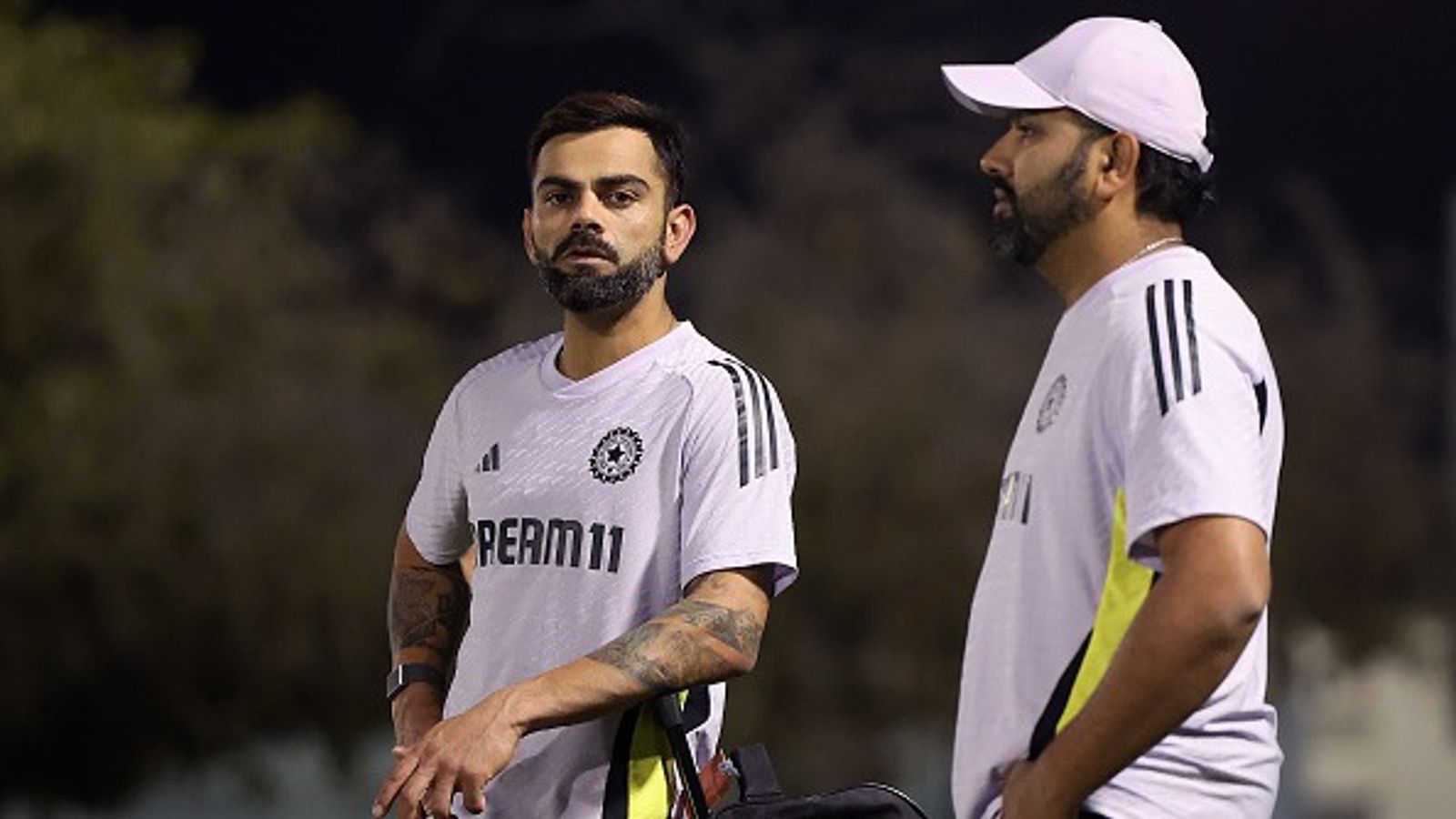 'तुम लोग बहुत पीछे छूट जाओगे', विराट कोहली और रोहित शर्मा को हरभजन सिंह की बड़ी चेतावनी रोहित शर्मा से बात करते विराट कोहली